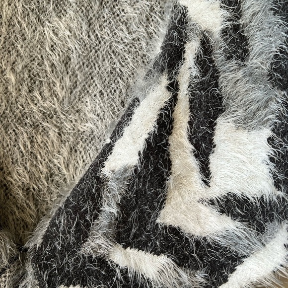 NWT CUPIO Curvy Black/Gray/White Sleeveless Eyelash Knit Cardigan- Size 1X - Picture 8 of 9